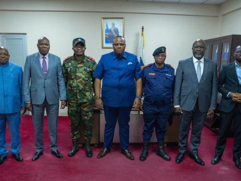 Le gouverneur de la ville de Kinshasa en compagnie notamment du commissaire de la PNC/Kinshasa après une réunion du conseil de sécurité