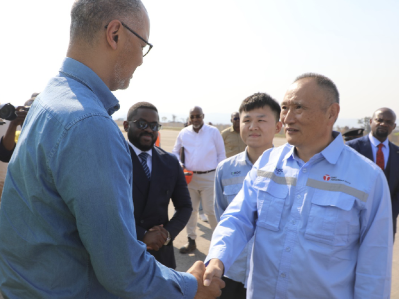 CEO Wang Hanyuan accueille le ministre des Mines Kizito Pakabomba à l’aéroport de TFM à Fungurume