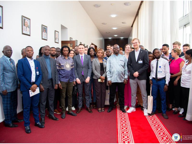 Jean-Claude Tshilumbayi et une délégation des étudiants de Konrad 