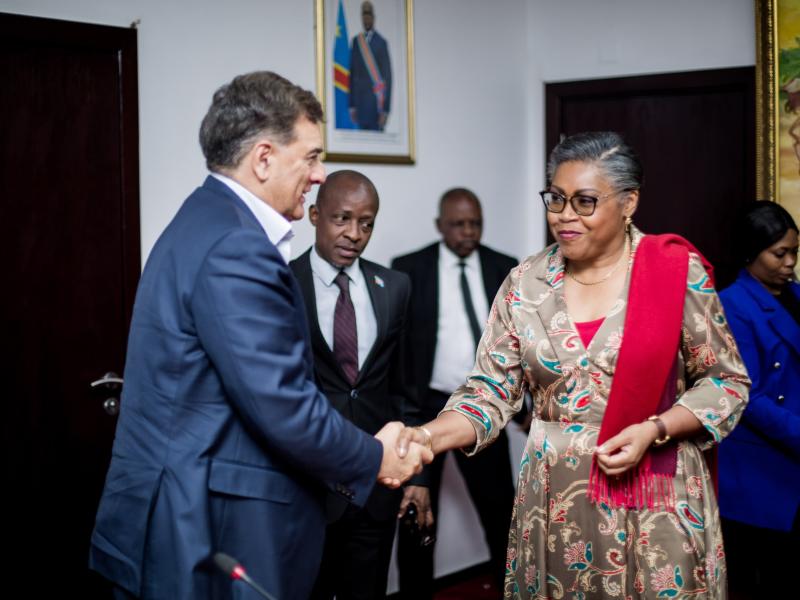 La Première Ministre Judith Suminwa Tuluka et Paul Hinks, Directeur général de la société MYHYDRO,