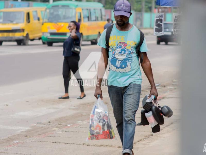 Un vendeur ambulant dans les rues de Kinshasa