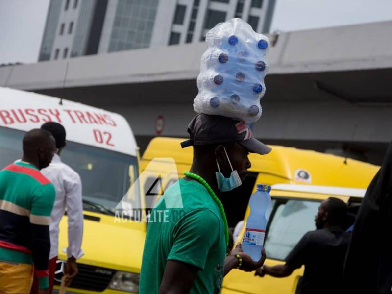 Un vendeur ambulant dans les rues de Kinshasa