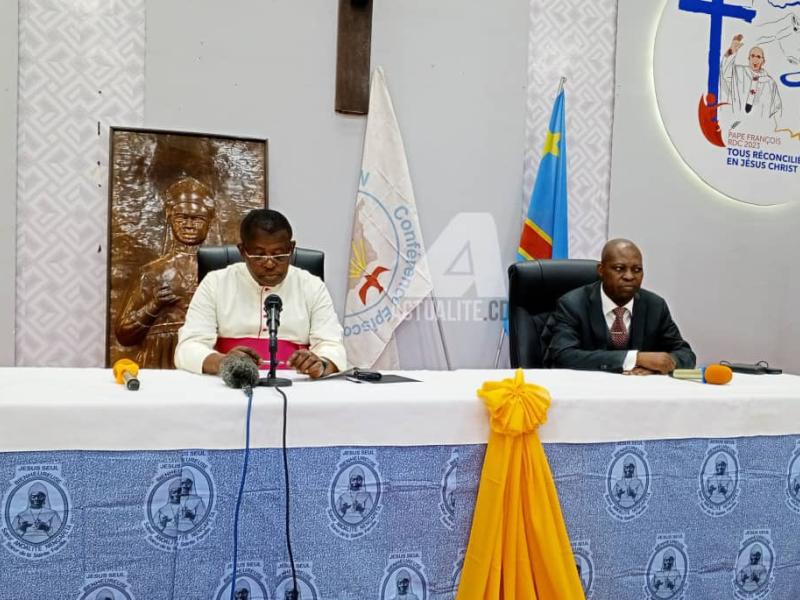 Mgr Donatien Nshole et Eddy Lukuna, conseiller à la présidence, lors d'un point de presse le 12 septembre 2024