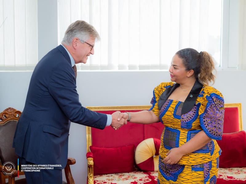 Le chef du département des opérations de paix, Jean-Pierre Lacroix, et la ministre des Affaires étrangères, de la Coopération et de la Francophonie, Thérèse Kayikwamba Wagner,