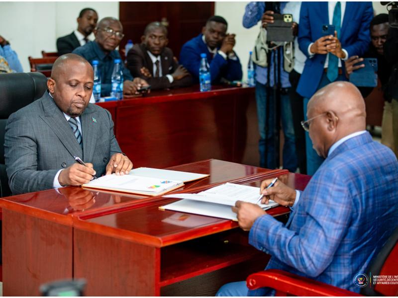 Signature accord démarcation des frontières terrestres RDC-RC