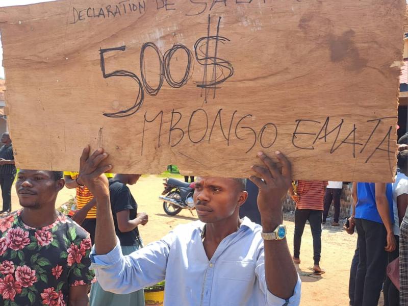 Des travailleurs des maisons de commerce tenues par les expatriés lors d'une manifestation à Mbandaka, lundi 14 octobre 2024