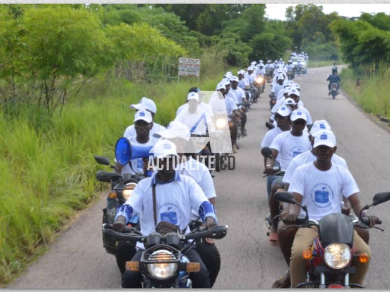 Caravane motorisée sensibilisant sur la tenue des élections à Masi-Manimba