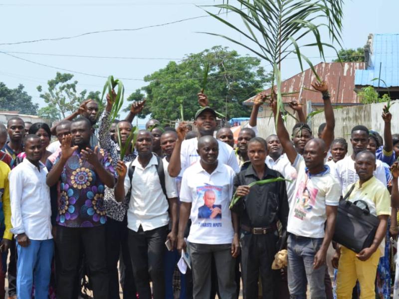 Enseignants manifestant sur le Boulevard Mobutu à Inongo