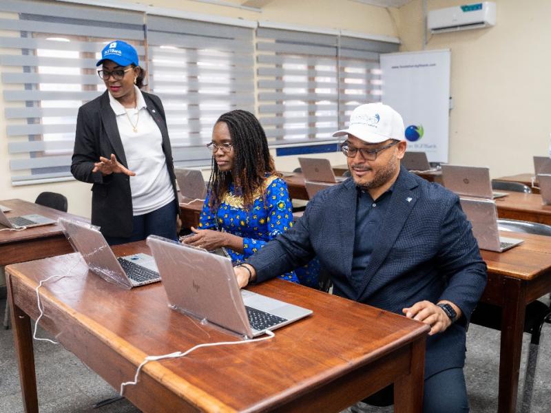 La salle multimédia du Lycée Mpiko aménagée par la Fondation BGFIBank 