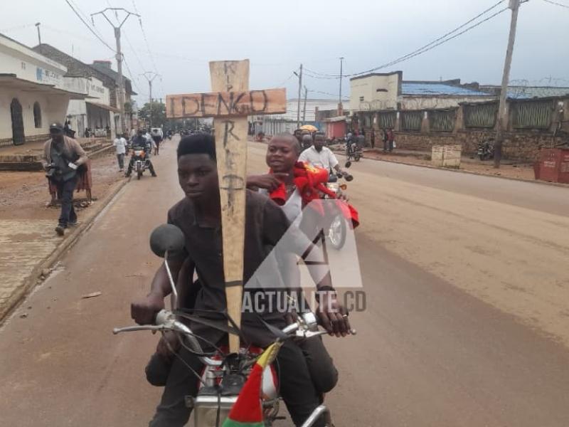 Des motocyclistes partisans de Idengo dans la rue de Beni