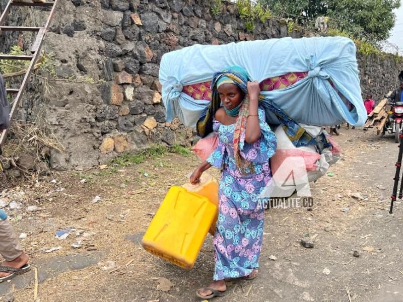 Une femme déplacée retournée à Sake