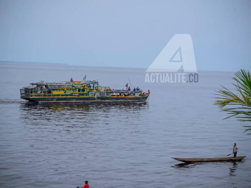 Une embarcation sur le lac Mai-Ndombe à Inongo