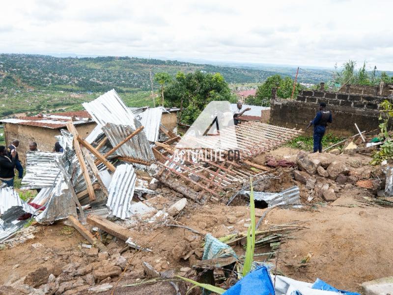 © ACTUALITE.CD - Dégâts matériels et humains après les pluies torrentielles à Kinshasa, avril 2025.