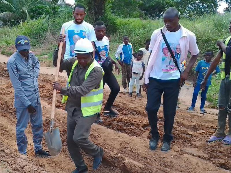 Jean Tshisekedi supervisant les travaux sur l'axe de Kananga-Muambambuyi