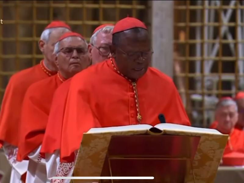 Fridolin cardinal Ambongo, en train de prêter serment lors du conclave qui a élu le pape Léon XIV. Mercredi 7 mai 2025/Capture d'écran