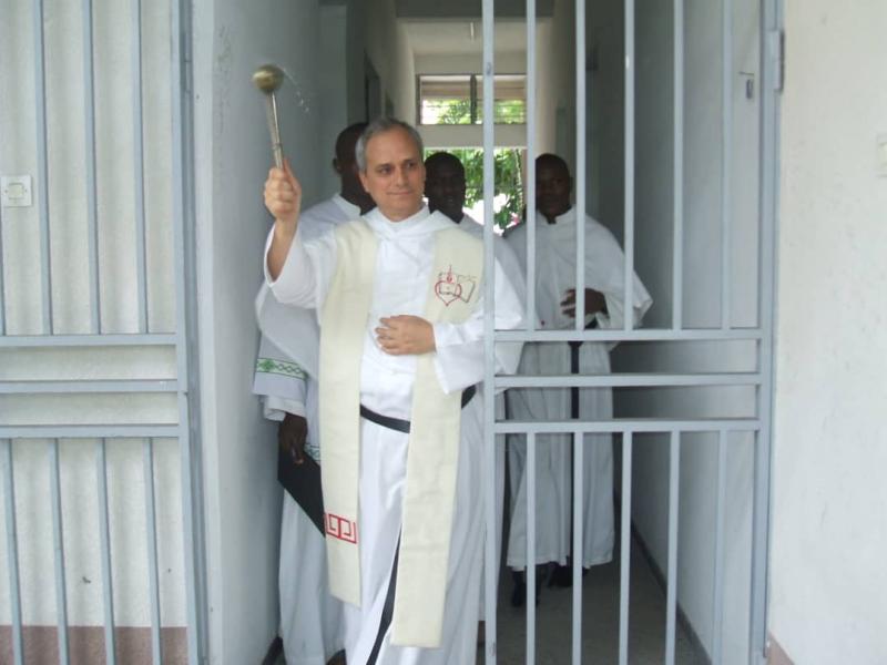 Robert Francis Prevost, actuel pape Léon XIV, en train de bénir le bâtiment du Theologat Université Saint Augustin de Kinshasa (USAKIN) en 2009