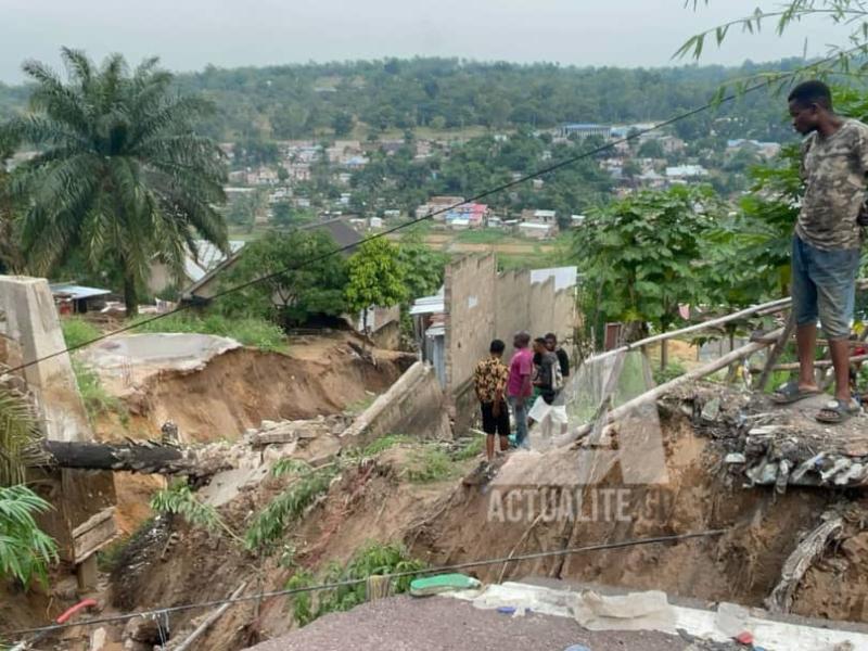 Quelques habitants en plein Kinshasa, constatant des dégâts après la pluie du 1er mai 2025