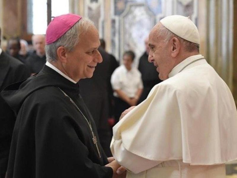 Robert Francis Prevost saluant feu le pape François 