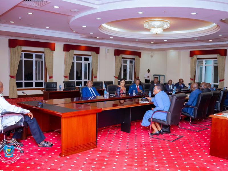 Vital Kamerhe et Yoweri Museveni lors de leur rencontre à Entebbe.