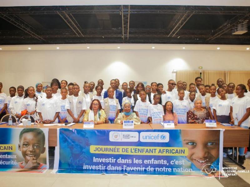 Eve Bazaiba, Léonie Kandolo et des élèves à l’occasion de la journée de l’enfant africain