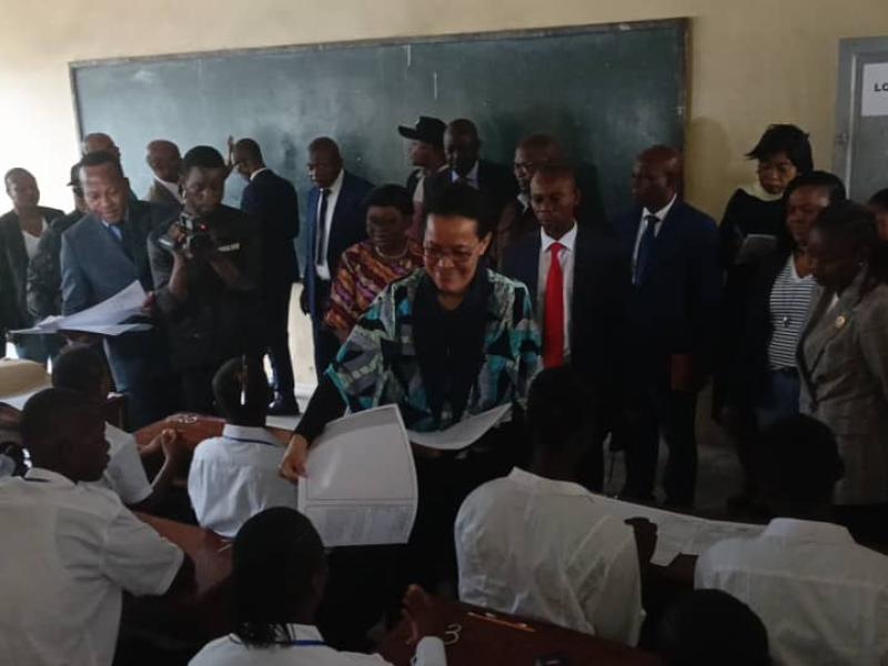 Raïssa Malu distribue des items d'Examen d'Etat dans une classe de l'école l'Excellence de Bandalungwa
