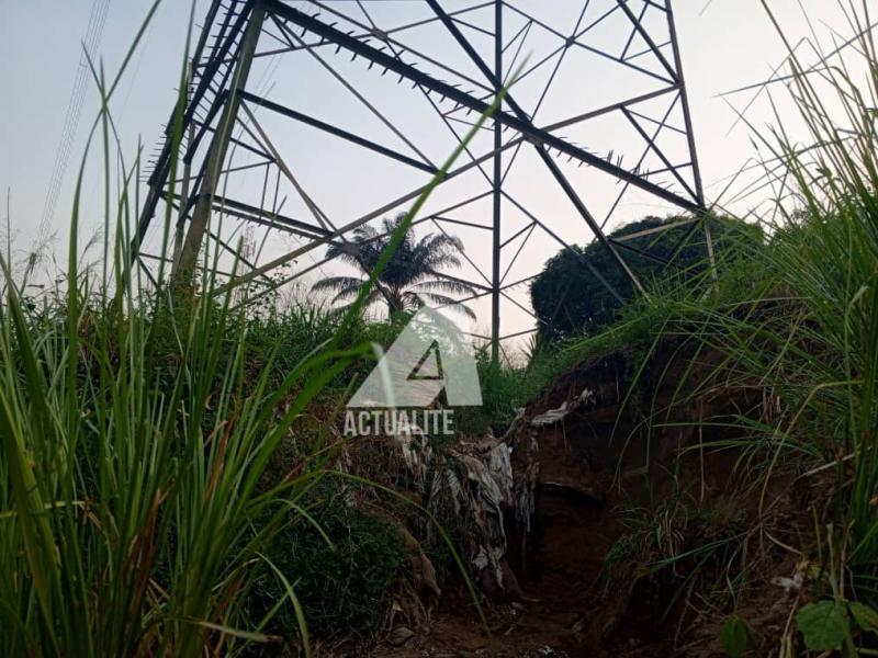 La fondation d'un pylône menacée par une érosion causée par des pluies, à Kisenso, l'une de 24 communes de Kinshasa