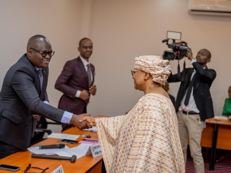 Poignée de main entre la gouverneure de la BCC, Kabedi Malangu Mbuyi et le président de la commission ECOFIN de l'Assemblée nationale, Guy Mafuta Kabongo 