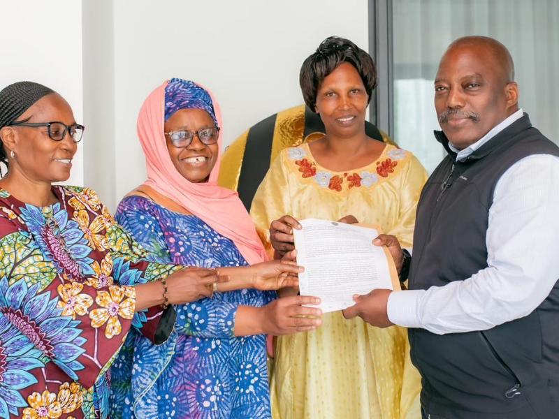 Une délégation des femmes du Sud-Kivu remettant un plaidoyer à Joseph Kabila 