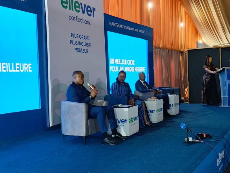 De gauche à droite : Joël Kabuya, DGA d' Ecobank RDC, Deborah Muntund, ambassadrice du projet Ellever et Alassane Sorgo, DG d'Ecobank RDC