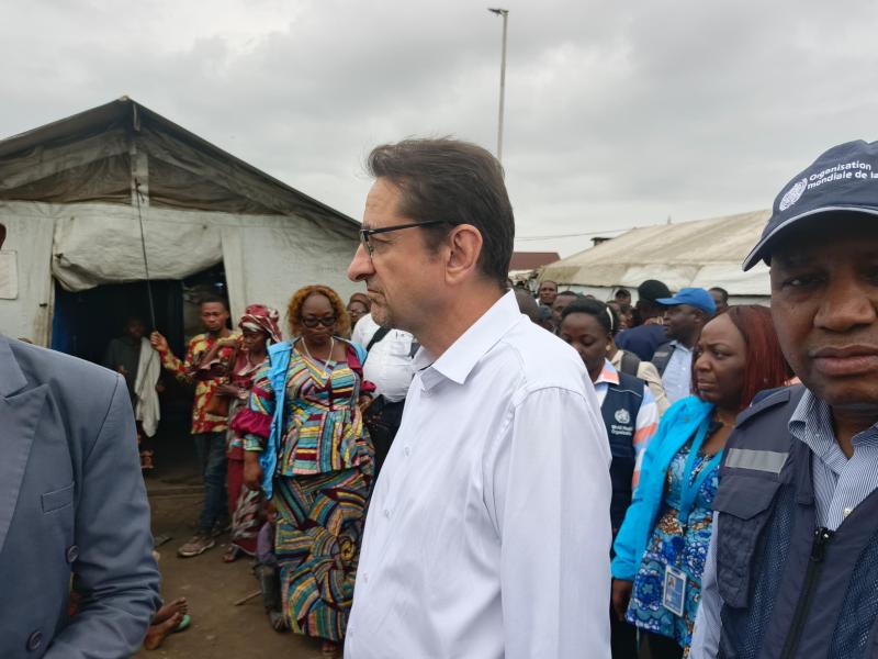 Bruno Lemarquis dans le site des déplacés du conflit Mbole-Lengola