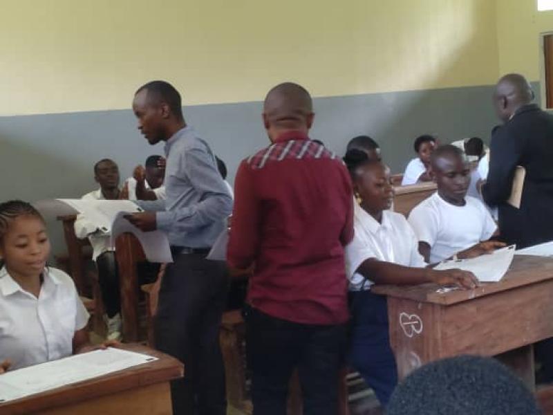 Les élèves finalistes dans la salle de passation d'Exetat à Pinga