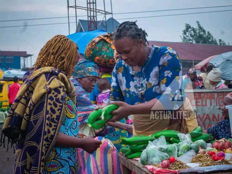 Une vendeuse dans un marché de Goma