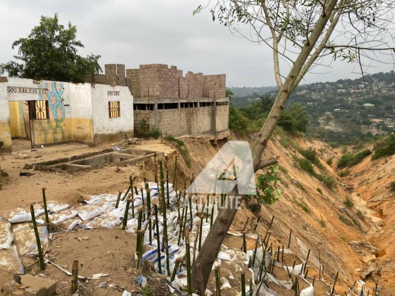 Une érosion dans la commune de Mont Ngafula 