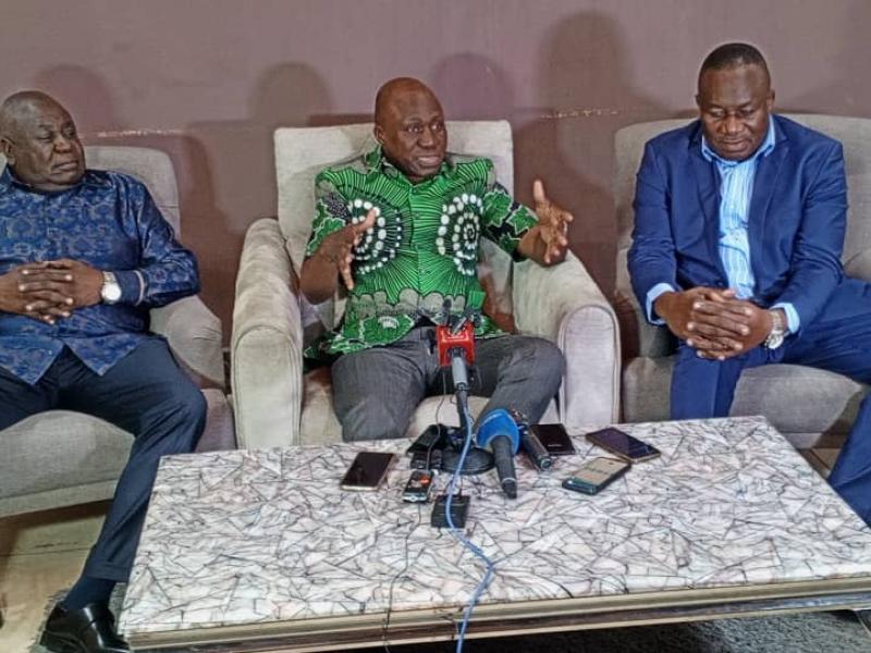 Christophe Kisolokele Tusimbana, au milieu de José Kisolokele Diangenda et Charles Diangienda Kisolokele, lors de la conférence de presse annonçant leur voyage pour Nkamba, vendredi 29 Juillet à Kinshasa