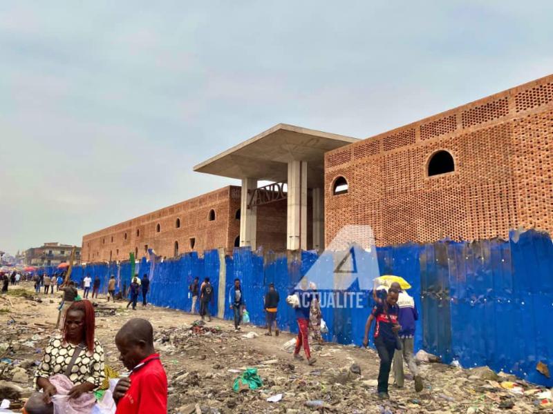 Nouveau marché central "Zando". Photo prise de l'extérieur 