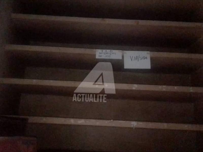 Une étagère vide dans la pharmacie de l'hôpital général de Lubutu