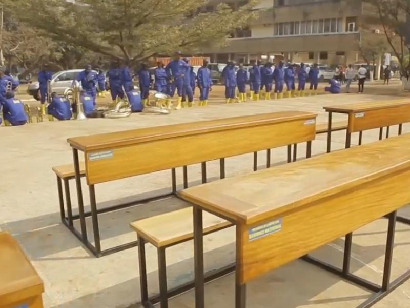 Bancs fabriqués par le Service national