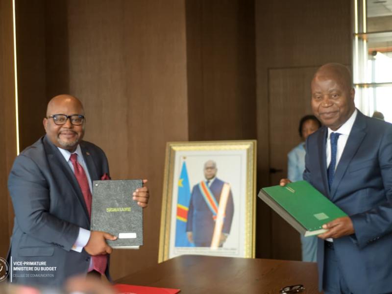 Adolphe Muzito et Aimé Boji lors de la remise et reprise au ministère du Budget 