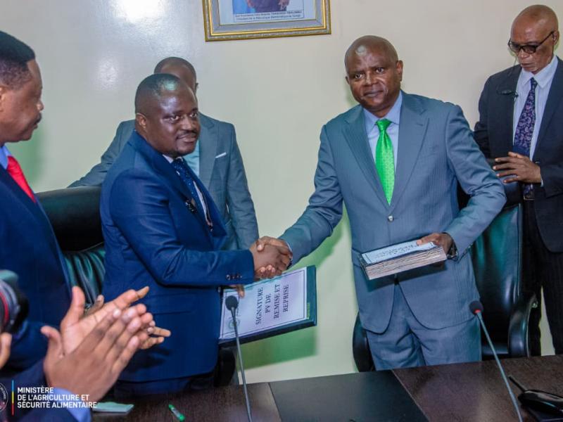 Muhindo Nzangi et Grégoire Mutshail respectivement ministre entrant et sortant de l'Agriculture et sécurité alimentaire lors de la remise et reprise mardi 12 août 2025 