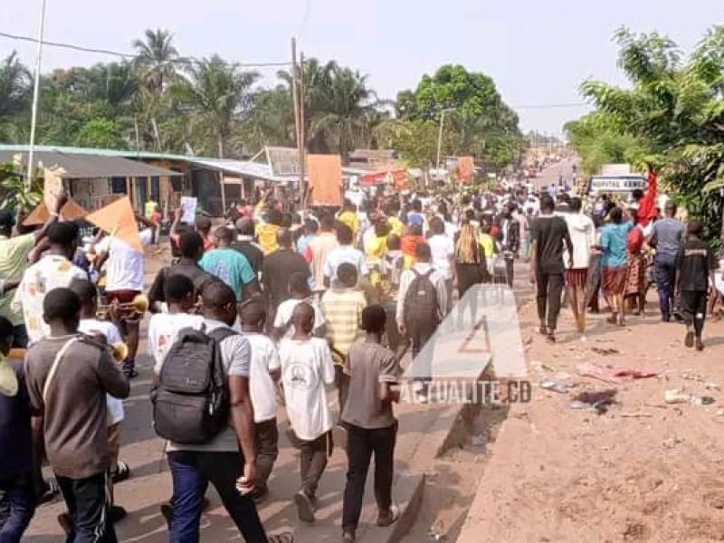 Des jeunes en plein Sit-in à Kenge (Kwango) 