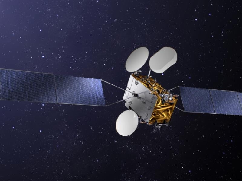 Sur la photo, le satellite TurkmenAlem52E/MonacoSAT qui permettra au Turkménistan d’exploiter son tout premier système national de télécommunications par satellite, visant à sécuriser et améliorer les moyens de communication du pays. © MonacoSAT / TurkmenAlem52E