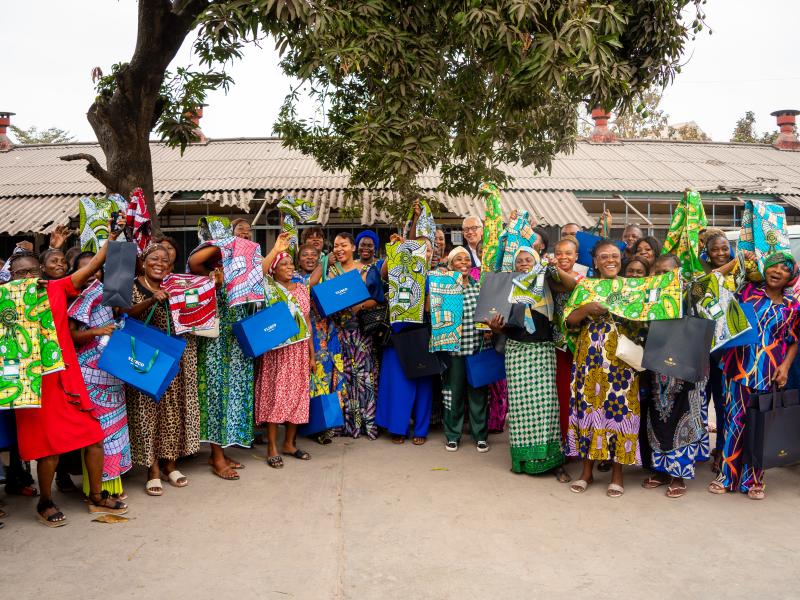 Remise des pagnes Vlisco aux mamans de nouveau-nés 