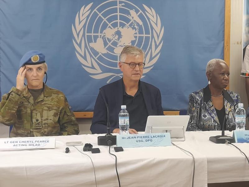 Jean-Pierre La Croix (au milieu) à Beni lors d'une conférence de presse en septembre 2025