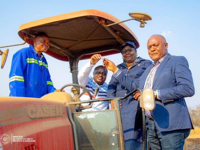 Nzangi remet les tracteurs aux agriculteurs du Katanga