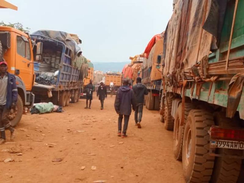 Des dizaines de véhicules bloqués départ et d'autre du pont Bundwe
