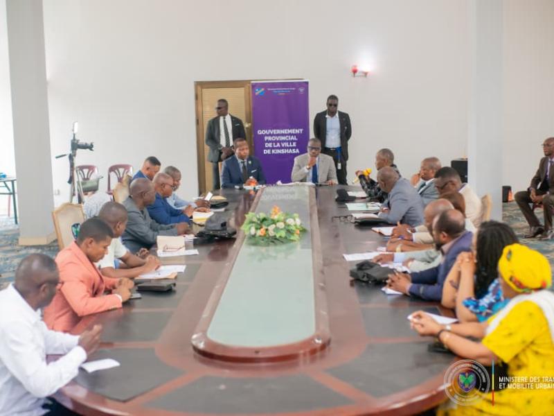 Réunion à l'hôtel de ville de Kinshasa sur les embouteillages aux abords des écoles 