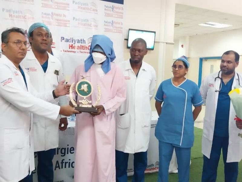 Les médecins et le patient guéri du cœur après une première intervention chirurgicale de la spécialité à l'hôpital du Cinquantenaire 