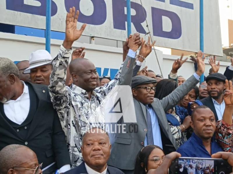 Mains serrées et levées, Augustin Kabuya et Déo Bizibu devant les militants de l'UDPS après leur réconciliation au QG de de l'UDPS à Limete, mardi 30 septembre 2025