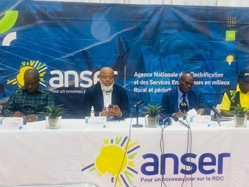 Une conférence de presse d'ANSER à Kinshasa. De gauche à droite : Jonas Katuku, coordonnateur du projet Mbombo ; Damien Twambilangana, DGA ANSER ; Cyprien Musimar, DG ANSER et Alexis Mulomba, DirPro Pool Grand Kasaï 