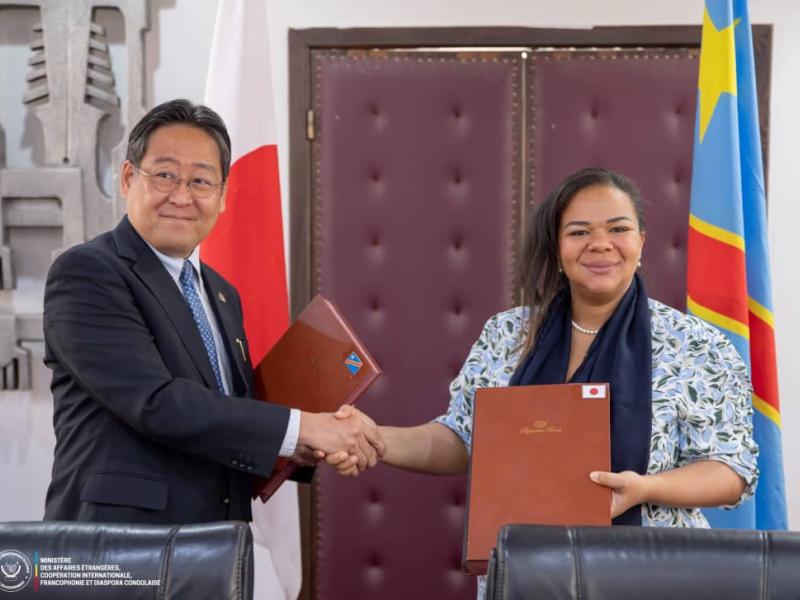 Thérèse Kayikwamba Wagner, ministre des Affaires étrangères, coopération internationale, francophonie et diaspora et Ogawa Hidetoshi, ambassadeur du Japon en RDC